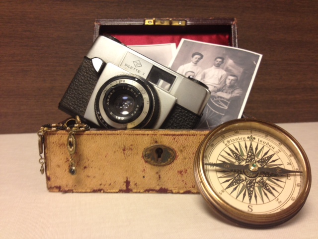 Coffre contenant une vieille photographie et un vieil appareil photo